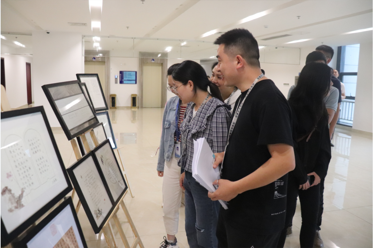 圖為：開投集團展出優(yōu)秀獲獎作品，干部職工及家屬參觀書法作品，學習廉潔文化.png